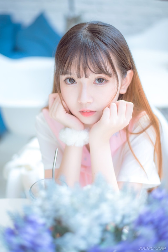 “冤家，你何时将我娶入府中？省的现在这样偷偷摸摸，见你一面，还要跟那混人找寻借口。”略带娇喘的声音听在刘璝的耳朵里，却不啻于平地惊雷，那声音，竟是如此的熟悉。
